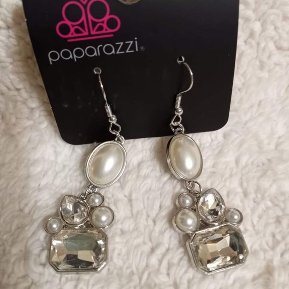 Earring ~ Showtime Twinkle - White. NWT - Picture 1 of 3